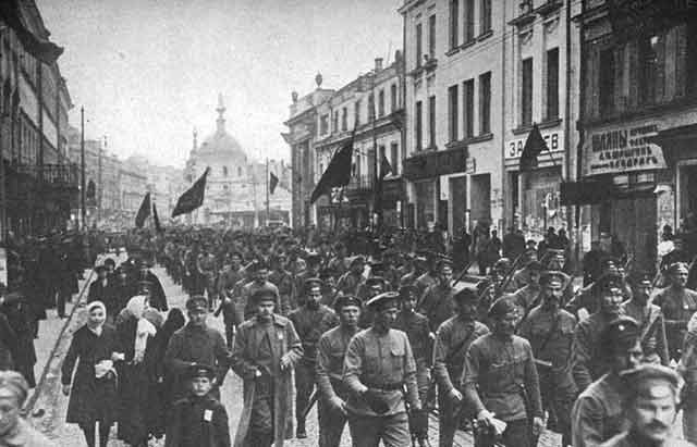 desfilada d'un regiment bolxevic a http://webs.ono.com/pedabagon/pedro/Historiacontemporanea/temas/revolucionrusa/documentos/documentosglobal.html "il.lustració" l